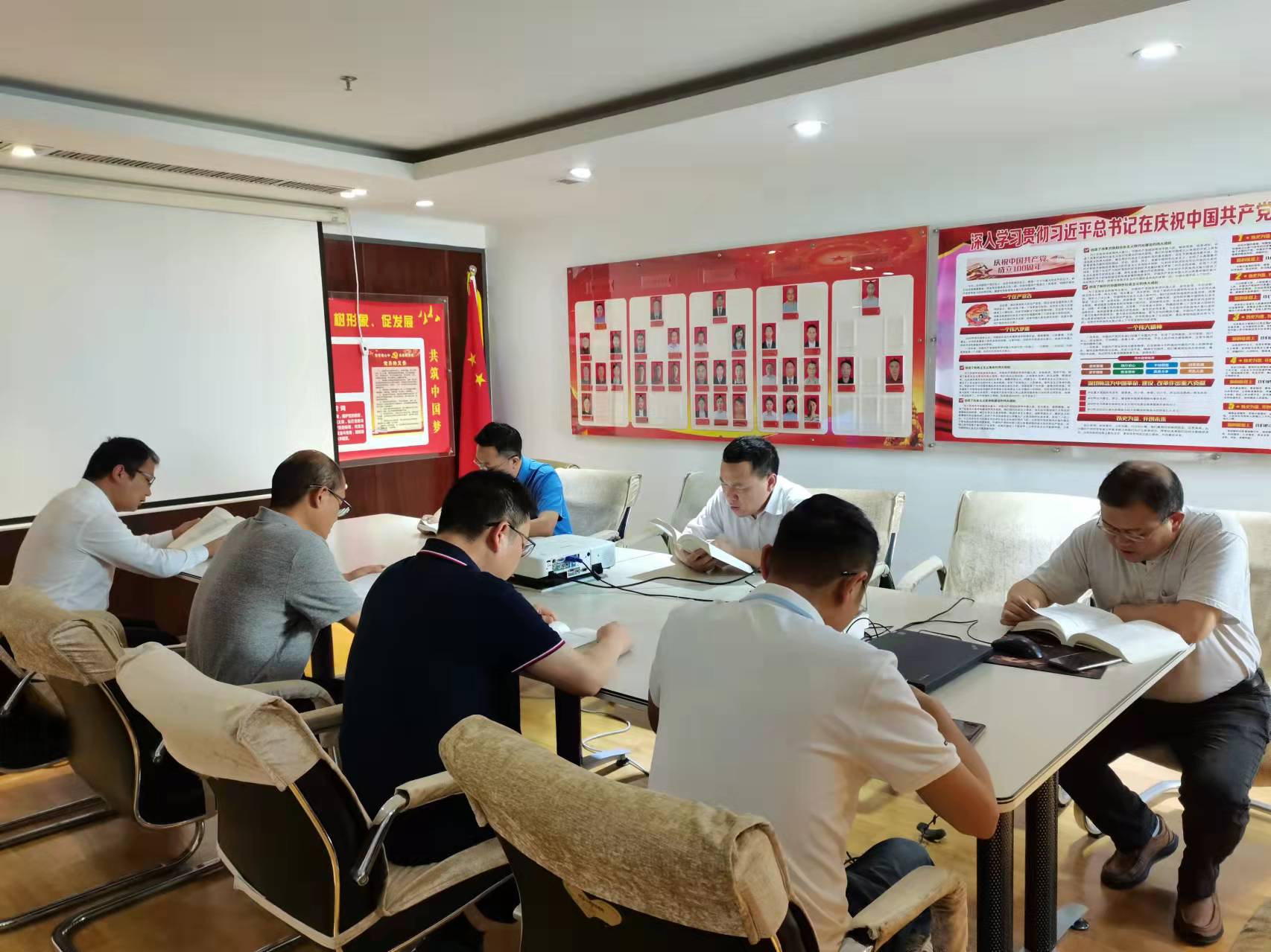 1632727579661796.jpg 地礦股份領(lǐng)導(dǎo)班子開展集體誦讀活動(dòng).jpg