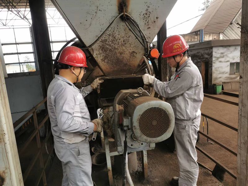 新能源材料分廠焙燒崗位人員檢查新型滾動式烘干機(jī)進(jìn)料設(shè)備_副本.jpg