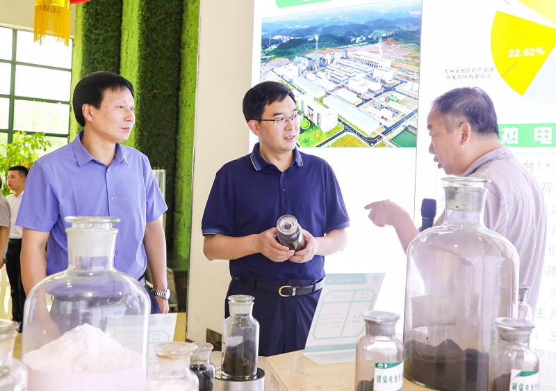 1659406063620199.jpg 銅仁市委書記李作勛在能礦錳業(yè)展廳聽取企業(yè)負(fù)責(zé)人介紹.jpg