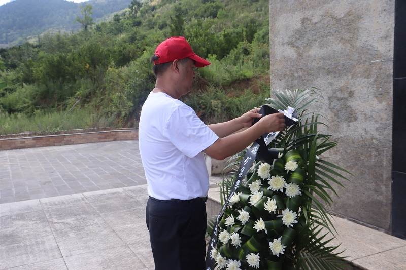 1661305433762615.jpg 趙整理花籃緞帶.JPG