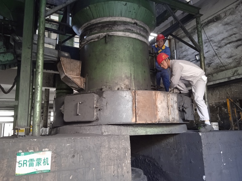 新能源材料分廠(chǎng)黨員陳波配合處理雷蒙機(jī)故障.jpg