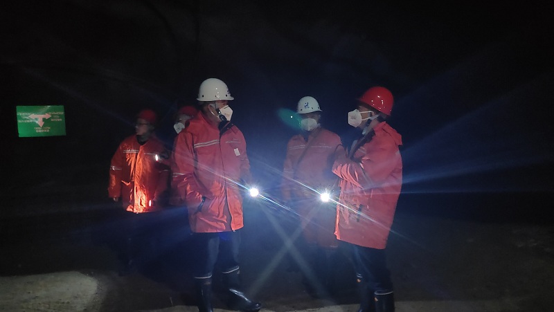 集團(tuán)公司黨委書記、董事長(zhǎng)趙震海調(diào)研指導(dǎo)摩天沖項(xiàng)目 (1).jpg