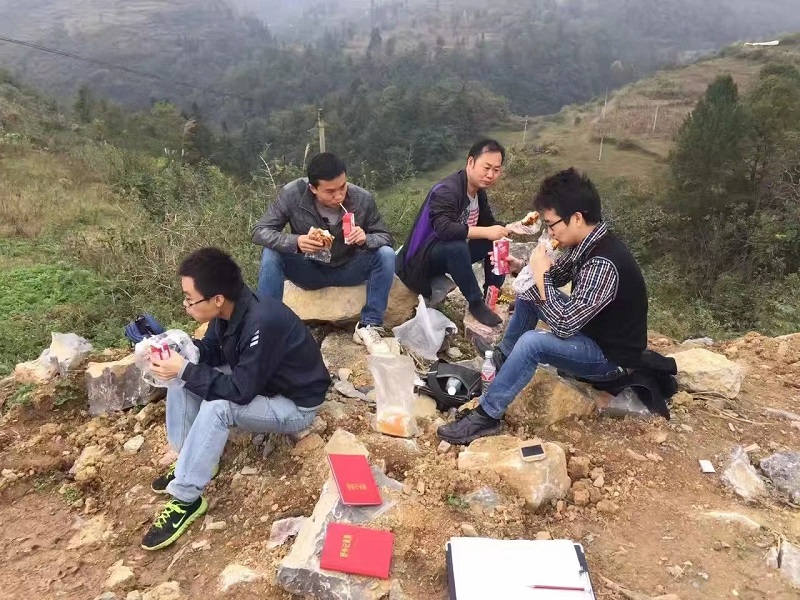 1753147029993362.jpg 石治均(左二)在遵義播州區(qū)鋁土礦找礦項(xiàng)目野外調(diào)查.jpg
